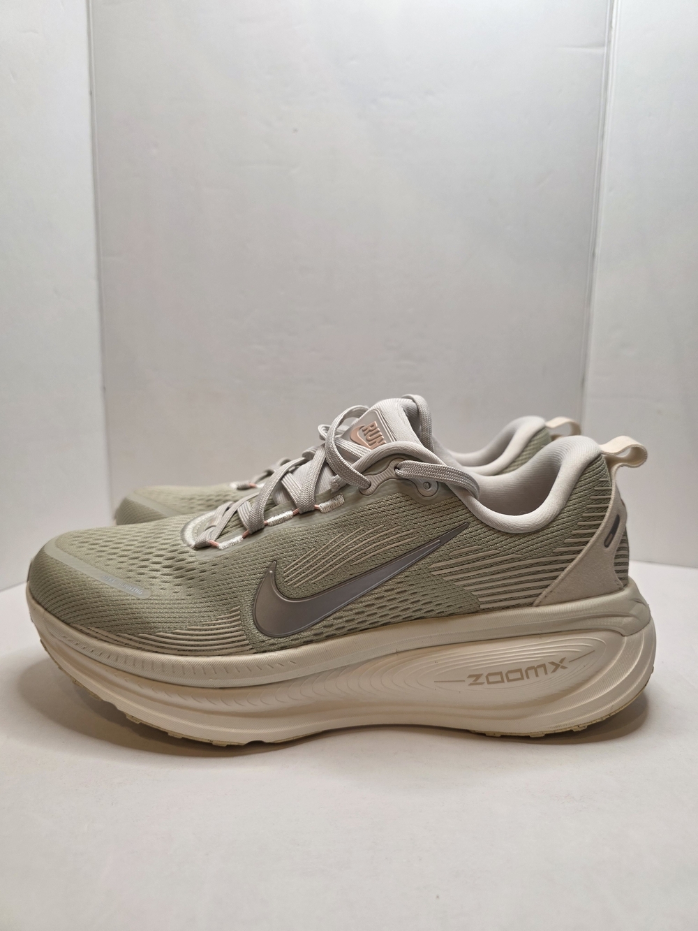 Women's Nike Vomero 18 Athletic Shoes Size 9W Light Bone Metallic Silver